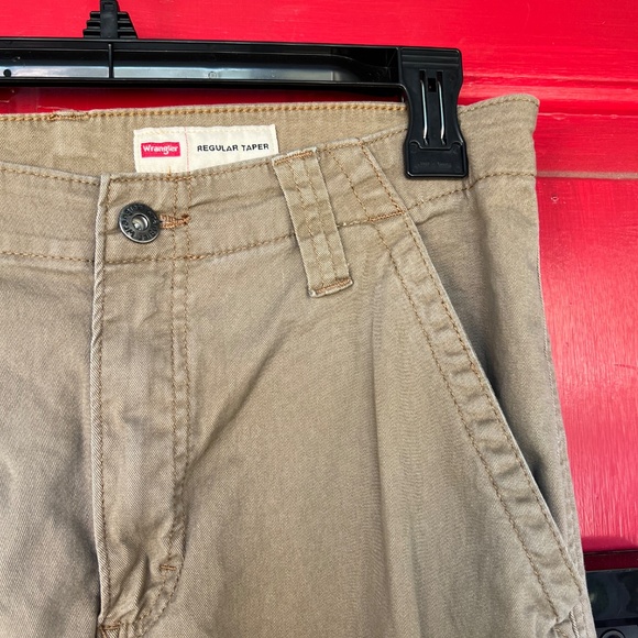 Men's Wrangler Cargo Work Pants 30x32' - Picture 3 of 12